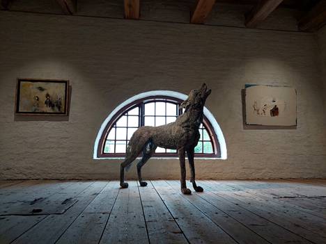 Eliya Zweygberg: Canis Lupus (2020, metalliverkko) on esillä Wiurilan kartanon näyttelyssä.