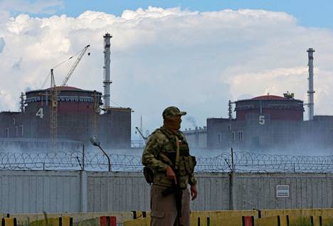 Venäjän sotilas seisoi vahdissa Zaporižžjan ydinvoimalan lähellä 4. elokuuta Ukrainassa.