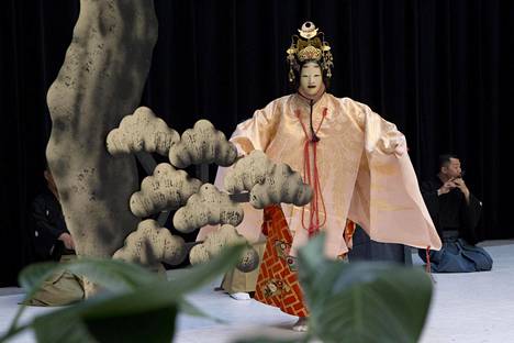 Osakalainen Yamamoto Nohgakudo Theatre esitti Kuopiossa klassisen Hagoromo-näytelmän.