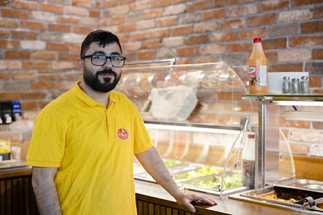 Veljensä omistamassa Pizza Service -ravintolassa Hakunilan ostoskeskuksessa työskentelevä Ghalib Ahmad on hyvin tyytyväinen ratikkapäätöksestä, sillä hän toivoo voivansa vähentää autoilua. 