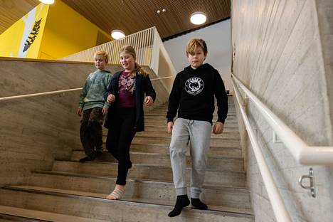 Alvar Puharinen, 11, Erin Koivunen, 10, ja Oskari Ahonen, 10, käyvät Saunalahden koulua Espoossa.