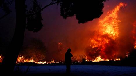 Ateenan liepeillä roihuaa laajoja maastopaloja – ihmiset ovat joutuneet pakenemaan kodeistaan, palot ovat vaatineet ainakin viisi kuolonuhria
