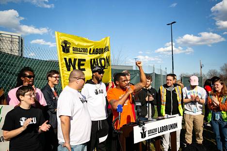 Amazonin New Yorkin Staten Islandin varaston työntekijät juhlistivat järjestäytymistä puoltavan vaalin tulosta 8. huhtikuuta. 
