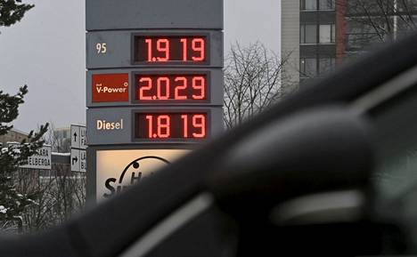 Bensiinin hinta on noussut ripeään tahtiin. 