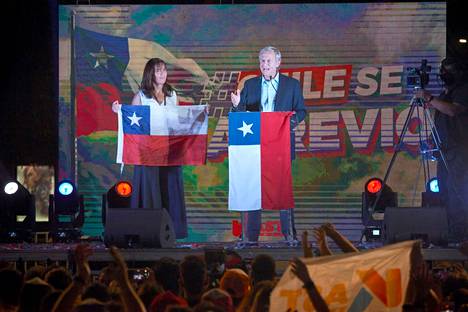 Presidentinvaalien ensimmäisen kierroksen voittanut José Antonio Kast juhlisti vaalitulosta Chilen Santiagossa sunnuntaina 21. marraskuuta.