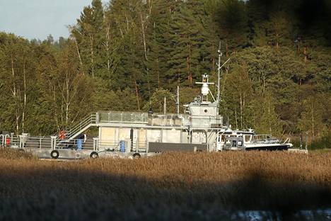 HS Paraisilla: Poliisi tutki vanhoja sotilasveneitä Airiston Helmi Oy  -yrityksen laiturissa - Kotimaa 