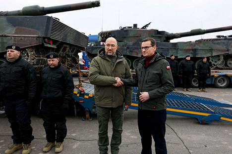Ukrainan pääministeri Denys Šmyhal (vas.) otti vastaan Puolan lähettämät Leopard 2 -taistelupanssarivaunut Ukrainassa perjantaina. Oikealla Puolan pääministeri Mateusz Morawiecki.