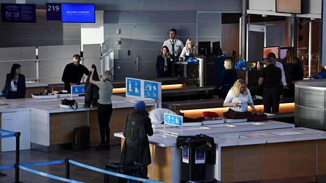 Lentoasemalla Roosa nauha -merkkiä pitänyt työntekijä sai potkut – Työnantaja saa määrätä työasun, mutta kaikissa tilanteissa työntekijän ei tarvitse määräyksiin taipua