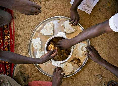 Leivän hinta kaksinkertaistui viikossa, kun Sudan yksityisti viljan tuonnin  – Asiasta kertoneet lehdet takavarikoitiin - Ulkomaat 