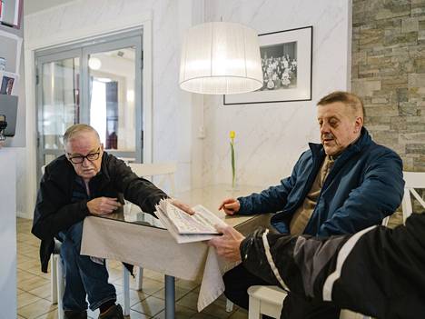 Juha Ylipekkala (left) and Ilkka Viinikka were waiting for lunch at the Organizational Building.  The only Lapland Kansa in the house went from hand to hand.
