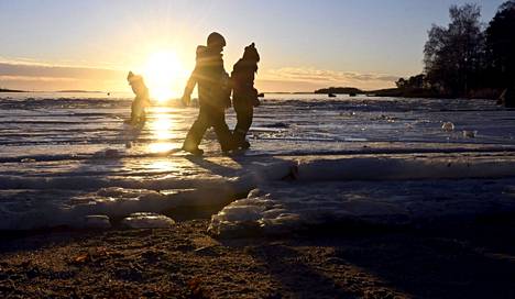 Ensi viikolla sää kylmenee selvästi koko maassa. Lapsia ulkoilemassa pikkupakkasessa Kasinonrannan uimarannalla Helsingissä sunnuntaina.