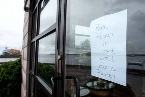 Myymälä Halifaxin kaupungissa Nova Scotiassa ilmoitti sulkevansa ovensa Fiona-myrskyn ajaksi.