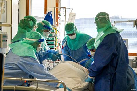 Koronaviruspotilasta käännettiin Turun yliopistollisen keskussairaalan teho-osastolla syksyllä 2021.