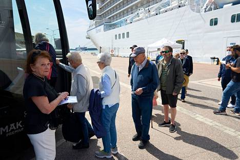 Turistiopas Elisabeth Sandelin vastaanotti Helsinkiin saapuneita kansainvälisiä risteilymatkustajia 22. kesäkuuta.