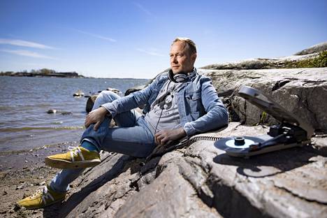 Sampsa Vilhunen, WWF's program director, hopes that Locus Energy will understand that returning decommissioned hydropower plants to production is not a responsible environmental act. Vilhunen photographed in Kaivopuisto in the summer of 2022.