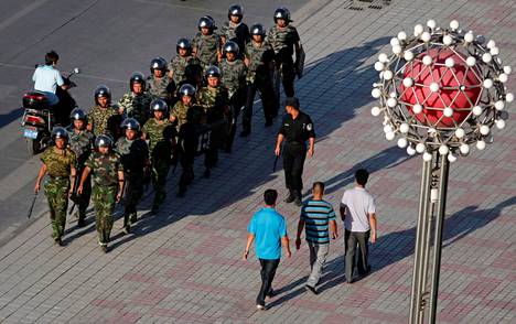 Poliisijoukkoja vartioimassa aukiota Xinjiangin maakunnan Kashgarin kaupungissa vuonna 2011.