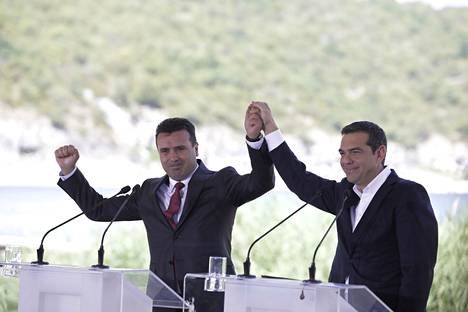 Pitkän odotuksen päätös. Nimikiista saatiin sovittua 2018 ja ovi Natoon aukesi, mitä sovinnon arkkitehdit, Makedonian pääministeri Zoran Zaev (vas.) ja Kreikan pääministeri Alexis Tsipras juhlivat pitämällä toisiaan kädestä.