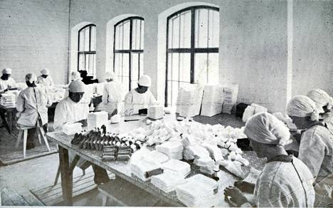 Women making and packing communication needs in the 1940s at the Jokela cotton mill.  Photo: Collection of the Jokela Society of the Tuusula Museum