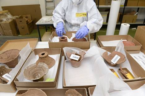 The pots brought from North Sudan in the 1960s are to be cleaned and moved to new modern facilities in Vantaa.