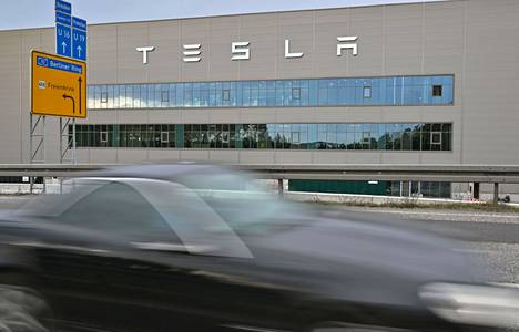 Teslan osake avautui jyrkkään laskuun. Kuvassa on yhtiön tehdas Saksan Brandenburgissa.