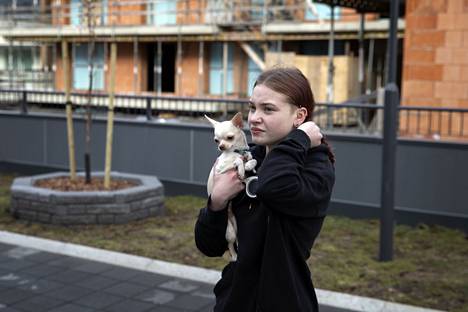 According to Anni Räsänen, who lives in the neighboring house, the unfinished construction site is not pretty to look at.  He carries his dog Nino under his arm.  