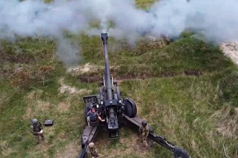 Twitteriin toukokuussa ladatulla videolla Ukrainan asevoimat näyttää ampuvan suomalais­valmisteisia 155 TKR 88 -tykistöammuksia italialaisella FH70-haupitsilla. 