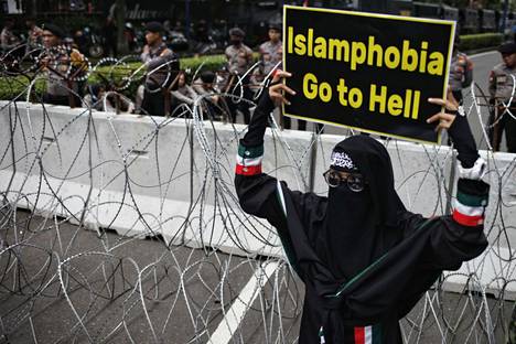 Mielenosoittajat protestoivat maanantaina Jakartassa Ruotsin suurlähetystön edessä.