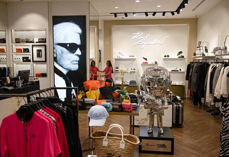 Aviapark-keskuksen Karl Lagerfeld -myymälässä Moskovassa oli kansainvälisiä luksustuotteita myynnissä toukokuun lopussa 2022. 