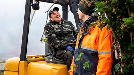 Maanviljely | Ukrainalaiset kausi­työntekijät tienaavat parissa päivässä kuukauden palkan – Tällaista on marjan­poimijan arki poikkeus­oloissa: ”Heidät on testattu kolmesti”