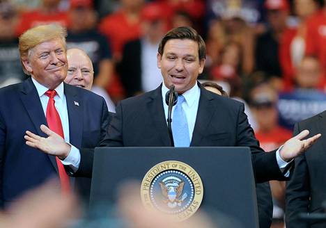 Kuvernööri Ron DeSantis (oik.) ja Donald Trump esiintyivät yhdessä Floridassa marraskuussa 2019.