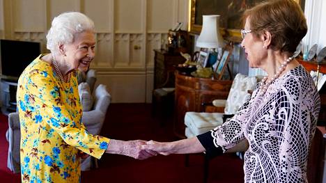 Britannian kuningatar Elisabet II (vas.) tapasi Uuden Etelä-Walesin kuvernöörin Margaret Beazleyn Windsorissa keskiviikkona.
