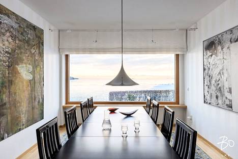 The windows of the dining area offer a sea view.