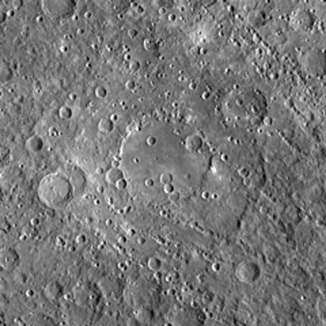 Hertzsprungin kraatteri kuvan keskellä on läpimitaltaan yli 500 kilometriä. Se ei näy maapallolle.
