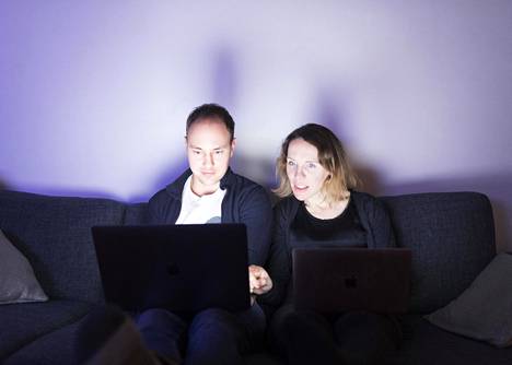 Tommi Pajala ja Sonja Rajala jakavat kotityönsä tasan Excelin avulla. ”Jos työelämään halutaan tasa-arvoa, sitä pitää luoda myös kotona”, Rajala sanoo.