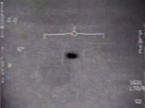 Kuvakaappaus Pentagonin julkaisemalta videolta, jossa näkyy tunnistamaton lentävä esine.