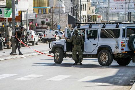 Israelilaissotilaat sulkivat tietä Huwaran kylässä lähellä Nablusia Länsirannalla maanantaina.
