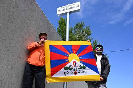 Aktivistin kannattelivat Tiibetin lippua Dalai Lama -kadun kyltin alla keskiviikkona Budapestissä.