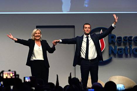 Kansallisen liittouman entinen johtaja Marine Le Pen ja lauantaina uudeksi johtajaksi valittu Jordan Bardella juhlistivat Bardellan valintaa Pariisissa lauantaina.