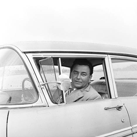 Olavi Virta kuvattuna Chevrolet Bel Air -autossaan vuonna 1958. Laulaja rakasti amerikanrautoja ja vauhtia, mutta ajoi usein myös alkoholia nauttineena.