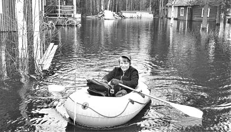 Tulva ei ole esteenä pudasjärveläiselle Erkki Kärkkäiselle: koulumatka sujuu hyvin kumiveneelläkin soutamalla.