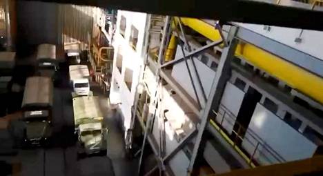 Torstaina julkaistulla videolla näkyy, kuinka ydinvoimalan turbiinihallissa on Venäjän asevoimien kuorma-autoja.
