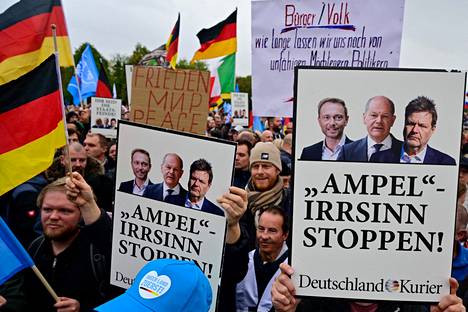 The three leaders of the German government, Minister of Finance Christian Lindner, Chancellor Olaf Scholz and Minister of Economy and Environment Robert Habeck received shouts from the protesters.