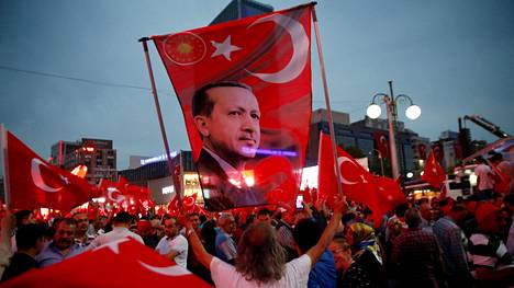 Presidentti Recep Tayyip Erdoğanin kannattajat liehuttivat lippuja Ankarassa keskiviikkona. Erdoğan on kietonut nationalismia ja uskonnollisuutta yhteen politiikassa.