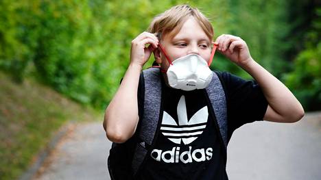 Koronavirus | Väinö Joukahainen, 11, yrittää pitää maskia koulussa, vaikka se onkin tukalaa – Tämä maskin vaikutuksesta tiedetään koulujen alun kynnyksellä
