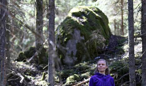 Kirjailija Anni Kytömäen mukaan yhteys luontoon yhdistää suomalaiset aiempiin sukupolviin.