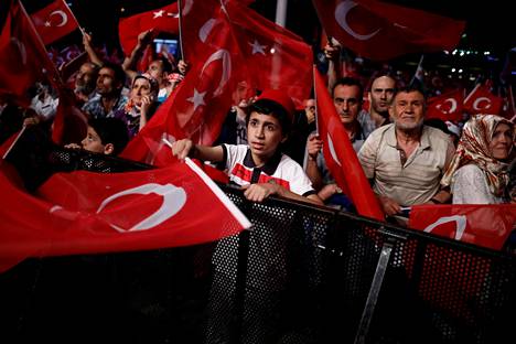 Turkin hallintoa tukeva mielenosoitus Taksim-aukiolla Istanbulissa keskiviikkona.
