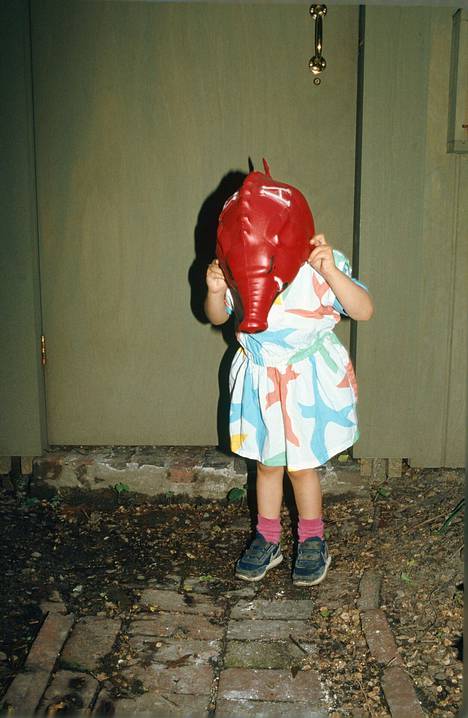 Nan Goldin: Elephant mask, Boston (1985). Diasarjasta Fire Leap, 2010–2022.