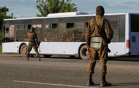 Venäjää tukevien joukkojen sotilaat seurasivat Azovin terästehtaalta antautuneiden ukrainalaisjoukkojen kuljettamista pois tehdasalueelta Mariupolissa 20. toukokuuta.
