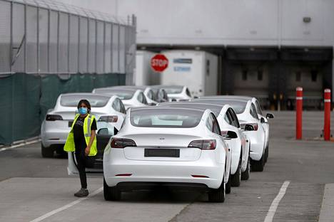 Työntekijä poistuu Teslasta yhtiön Kalifornian-tehtaalla samana päivänä, kun toimitusjohtaja Elon Musk kertoi käynnistävänsä toiminnan tehtaalla viranomaisten päätöksen vastaisesti.