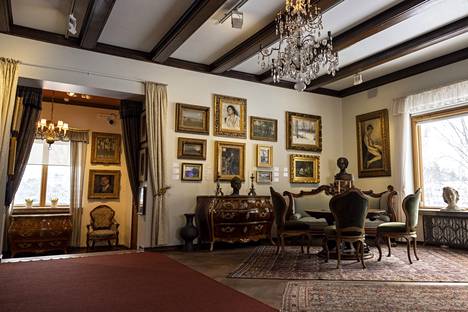 Villa Gyllenbergin vanhan puolen eli kotimuseon teokset on konservoitu peruskorjauksen aikana. Kuvassa kodin keskipiste sali. 